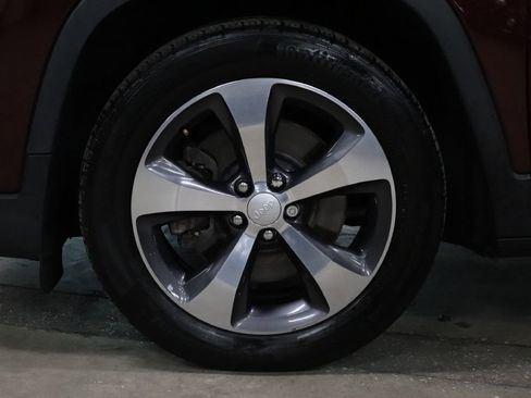 Used 2019 Jeep Cherokee Limited image 36