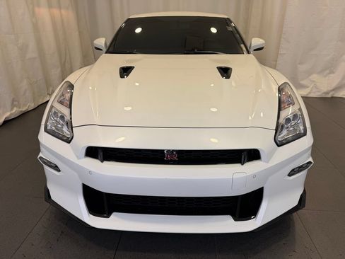 Used 2024 Nissan GT-R Premium w/ Floor Mat Package AWD/4WD image 7
