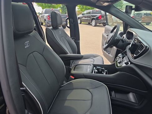 New 2027 Chrysler Pacifica Limited AWD/4WD image 10