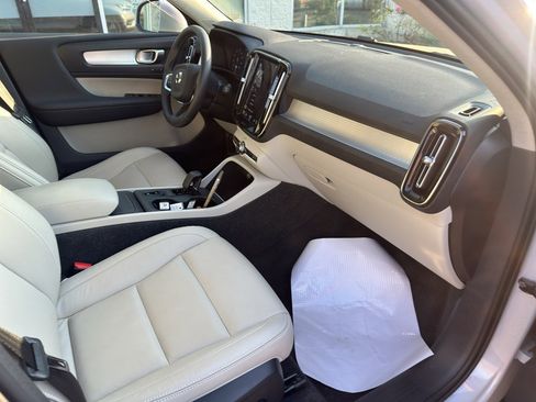 Used 2022 Volvo XC40 T5 Momentum AWD/4WD image 11