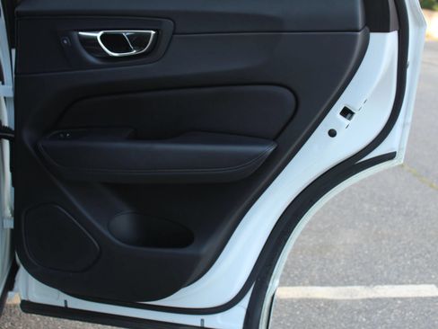 Used 2020 Volvo XC60 T5 Momentum AWD/4WD image 16