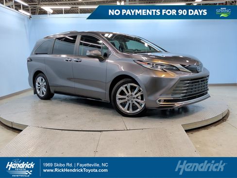 Used 2023 Toyota Sienna Platinum image 1