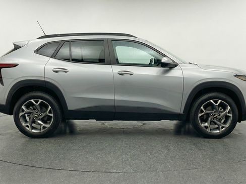 Used 2025 Chevrolet Trax LT image 11