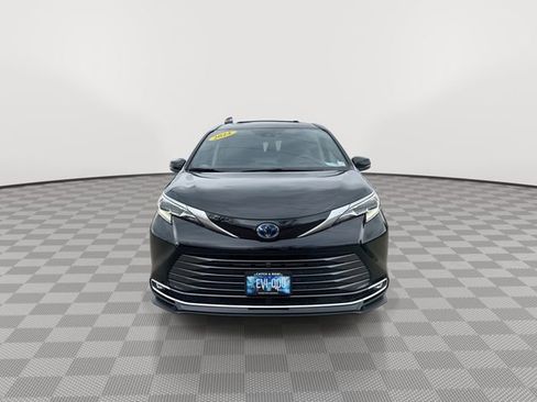 Used 2024 Toyota Sienna Platinum image 3