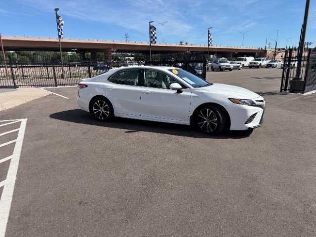 Used 2020 Toyota Camry SE w/ Sunroof Package FWD image 23