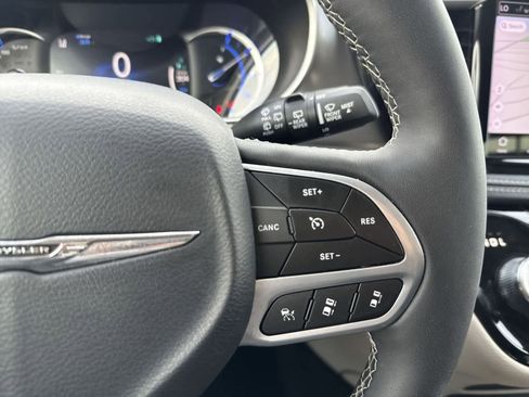 Used 2024 Chrysler Pacifica Select image 29