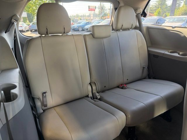 Used 2014 Toyota Sienna XLE FWD image 38