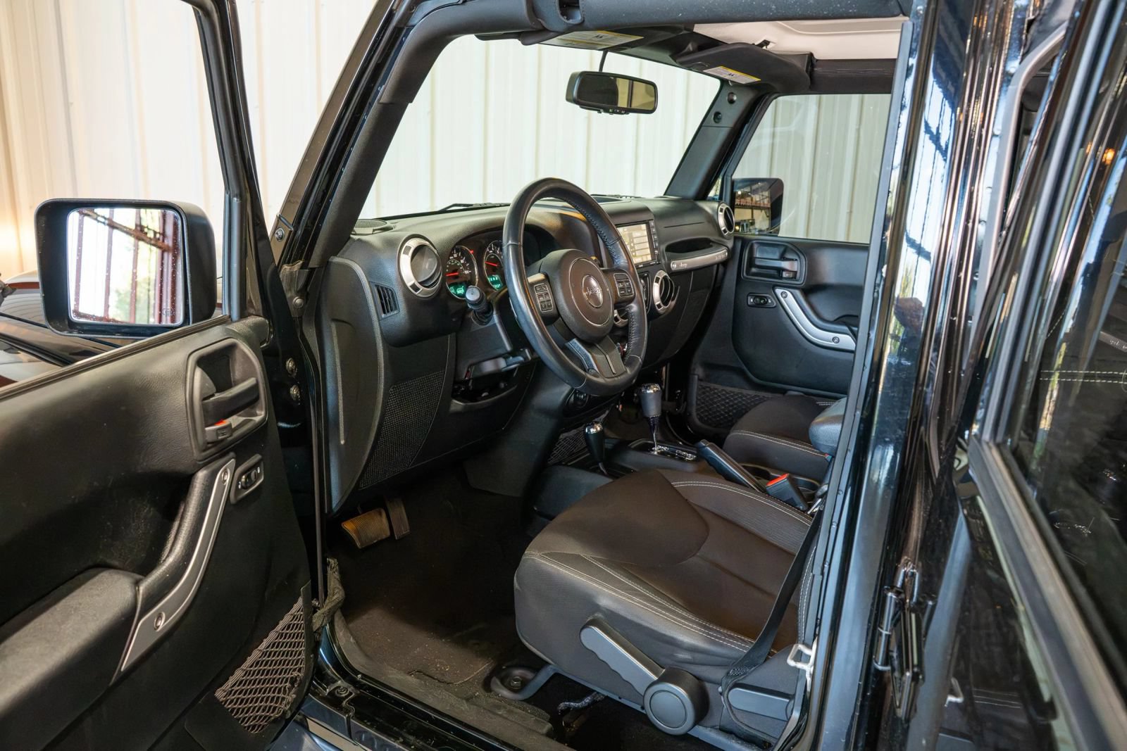 Used 2018 Jeep Wrangler Unlimited Sahara w/ Connectivity Group AWD/4WD image 29