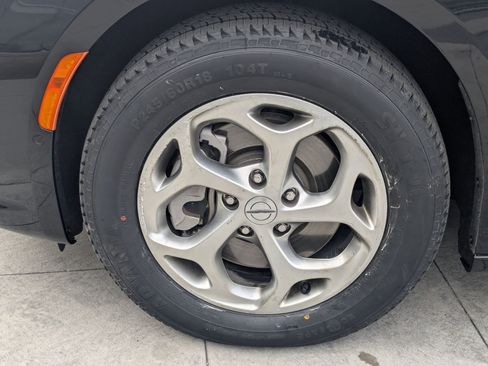 Used 2023 Chrysler Pacifica Limited w/ Uconnect Theater Family Group image 13