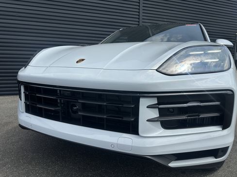 Certified 2025 Porsche Cayenne E-Hybrid Coupe AWD/4WD image 16