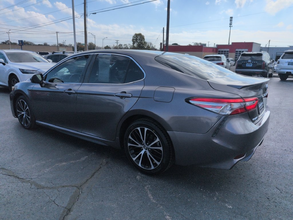 Used 2018 Toyota Camry SE w/ Accessory Appearance Package FWD image 3