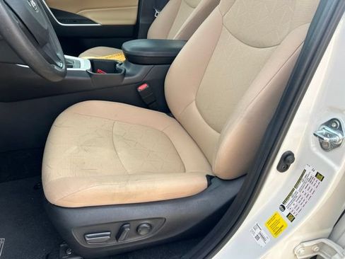 Used 2024 Toyota RAV4 XLE w/ Convenience Package FWD image 15