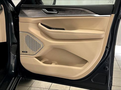 Used 2023 Jeep Grand Cherokee 4WD 4xe image 12