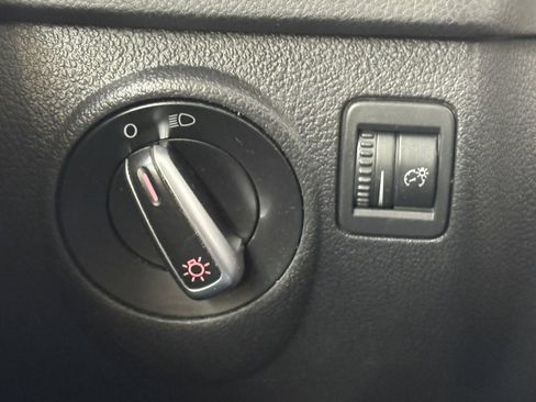 Used 2014 Volkswagen Tiguan S image 17