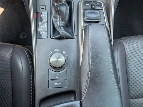 Used 2018 Lexus IS 300 w/ Comfort Package RWD image 34