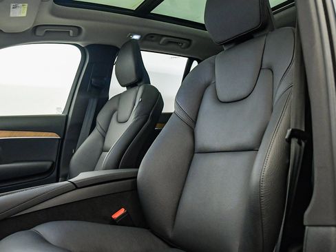 Certified 2025 Volvo XC90 B6 Ultra image 19