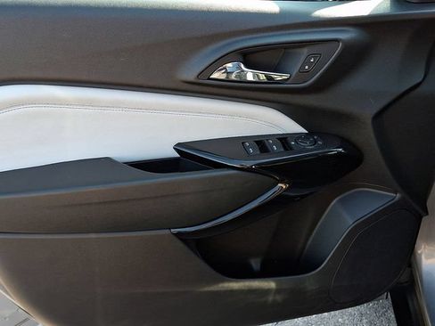 Used 2025 Chevrolet Trax LT FWD image 13