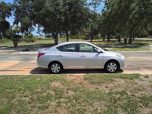 Used 2013 Nissan Versa SV FWD image 9