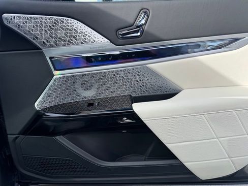 Used 2023 BMW 760i xDrive image 27