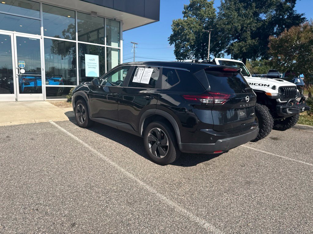 Used 2024 Nissan Rogue SV AWD/4WD image 3