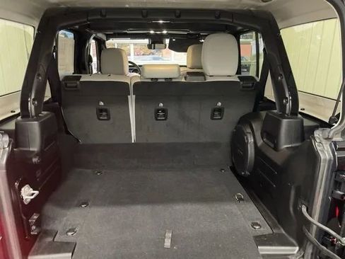 Used 2022 Jeep Wrangler Unlimited Sahara image 12