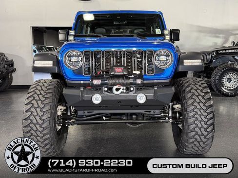 Used 2024 Jeep Gladiator Rubicon w/ Technology Group AWD/4WD image 3