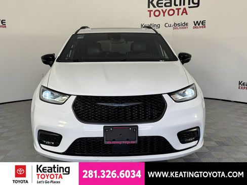 Used 2025 Chrysler Pacifica Limited FWD image 10