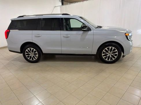 Used 2025 Ford Expedition Platinum AWD/4WD image 7