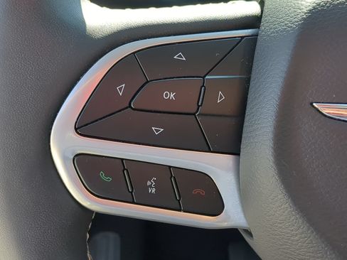 Used 2023 Chrysler Pacifica Limited FWD image 19