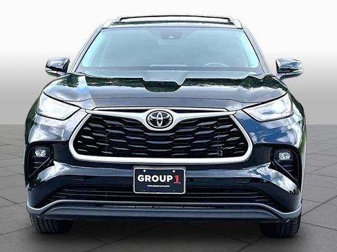 Used 2023 Toyota Highlander XLE AWD/4WD image 4