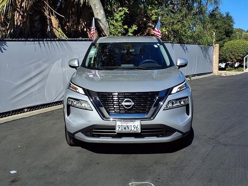 Used 2023 Nissan Rogue SV image 2