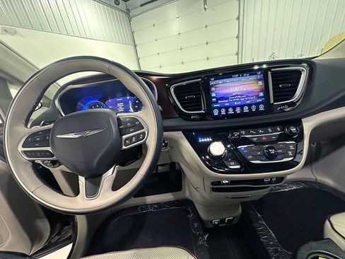 Used 2017 Chrysler Pacifica Limited FWD image 41