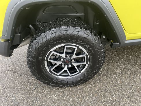 Used 2024 Jeep Wrangler Rubicon w/ Technology Group image 12