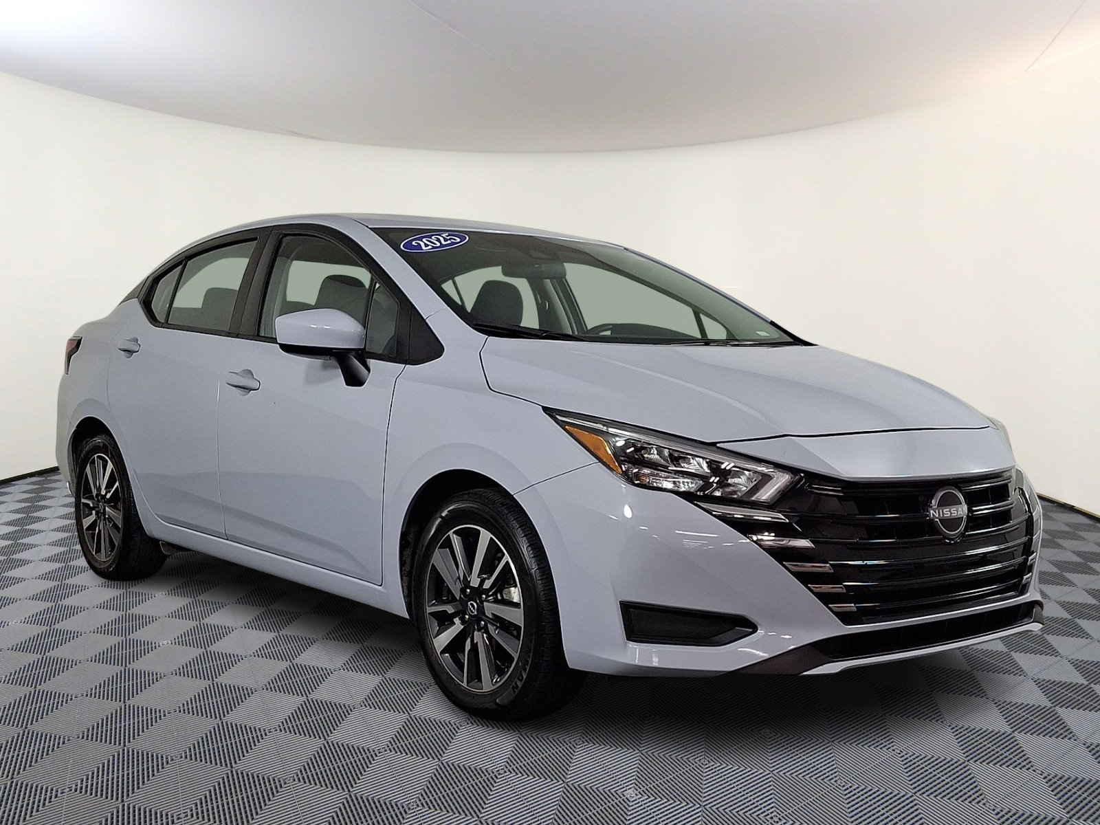 Used 2025 Nissan Versa SV FWD image 1