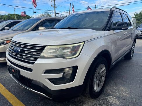 Used 2016 Ford Explorer XLT w/ Equipment Group 202A image 2