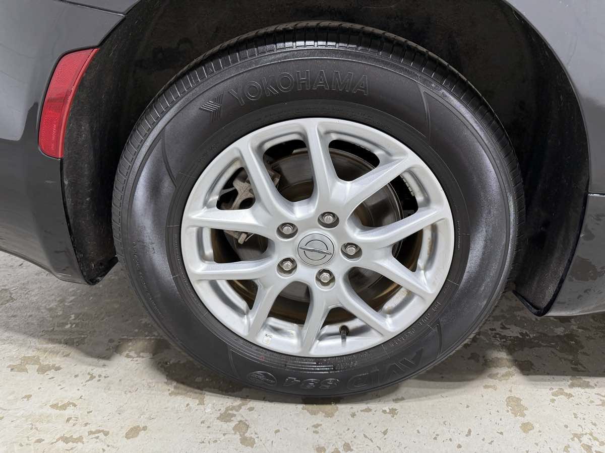 Used 2023 Chrysler Pacifica Touring-L FWD image 7