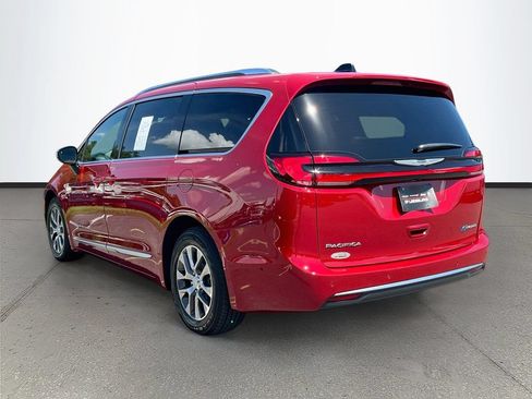 Used 2025 Chrysler Pacifica Pinnacle FWD image 5