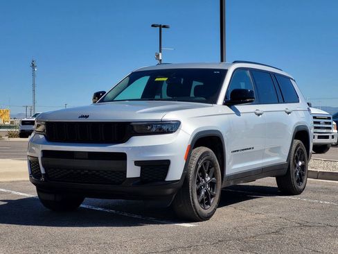 Used 2024 Jeep Grand Cherokee L Laredo image 4