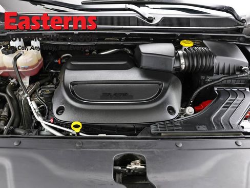 Used 2023 Chrysler Pacifica Touring-L FWD image 7
