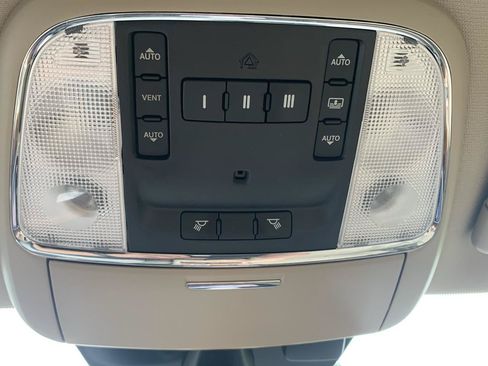 Used 2014 Chrysler 300 C RWD image 25
