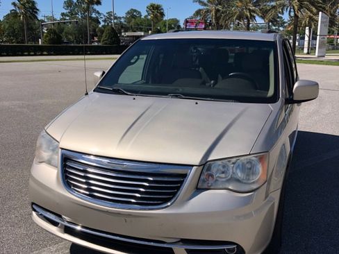 Used 2014 Chrysler Town & Country Touring image 4