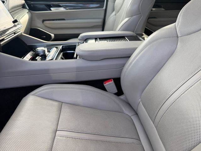 Used 2023 Jeep Wagoneer 4WD w/ Premium Group I image 16