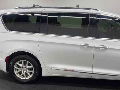 Used 2020 Chrysler Pacifica Touring-L FWD image 21