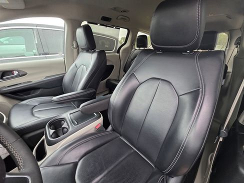 Used 2023 Chrysler Pacifica Touring-L FWD image 9