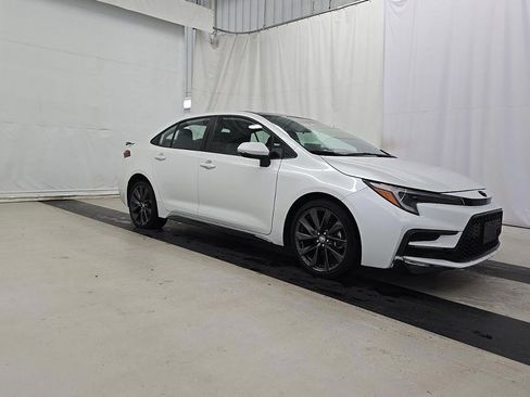 Used 2025 Toyota Corolla XSE FWD image 3