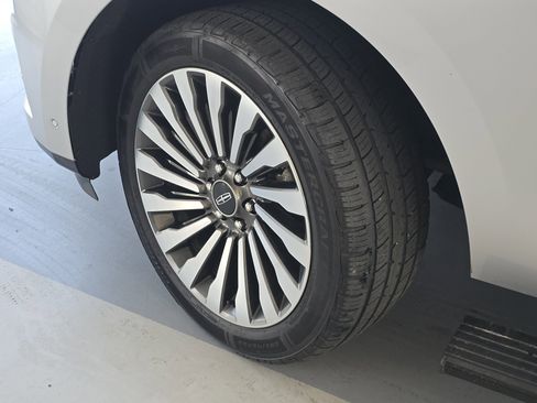 Used 2019 Lincoln Navigator Reserve image 10