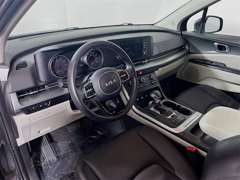 Used 2024 Kia Carnival LX image 10