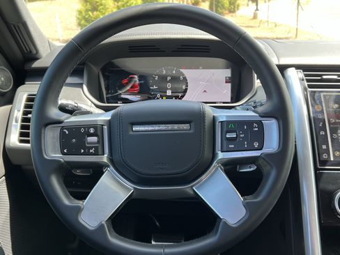 Used 2025 Land Rover Discovery Metropolitan Edition AWD/4WD image 17