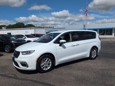 Used 2023 Chrysler Pacifica Touring-L FWD image 2