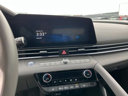 Used 2025 Hyundai Elantra SEL image 21